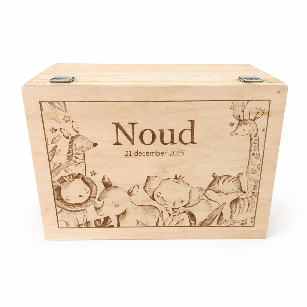 Houten gegraveerde memorybox met jungle opdruk gepersonaliseerd met naam en geboortedatum