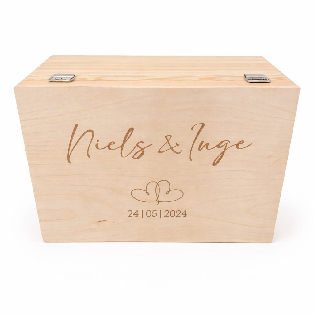 Houten memorybox voor bruiloft en huwelijks, gepersonaliseerd met namen en trouwdatum