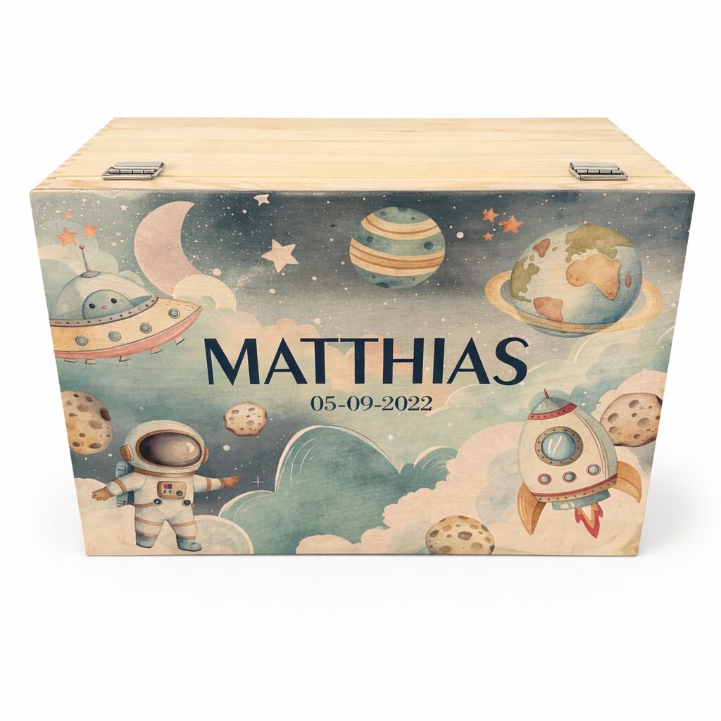 Houten memorybox met gekleurde opdruk in verschillende thema's gepersonaliseerd met naam en geboortedatum