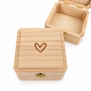 Houten bewaarkistje klein – Gegraveerd hartje