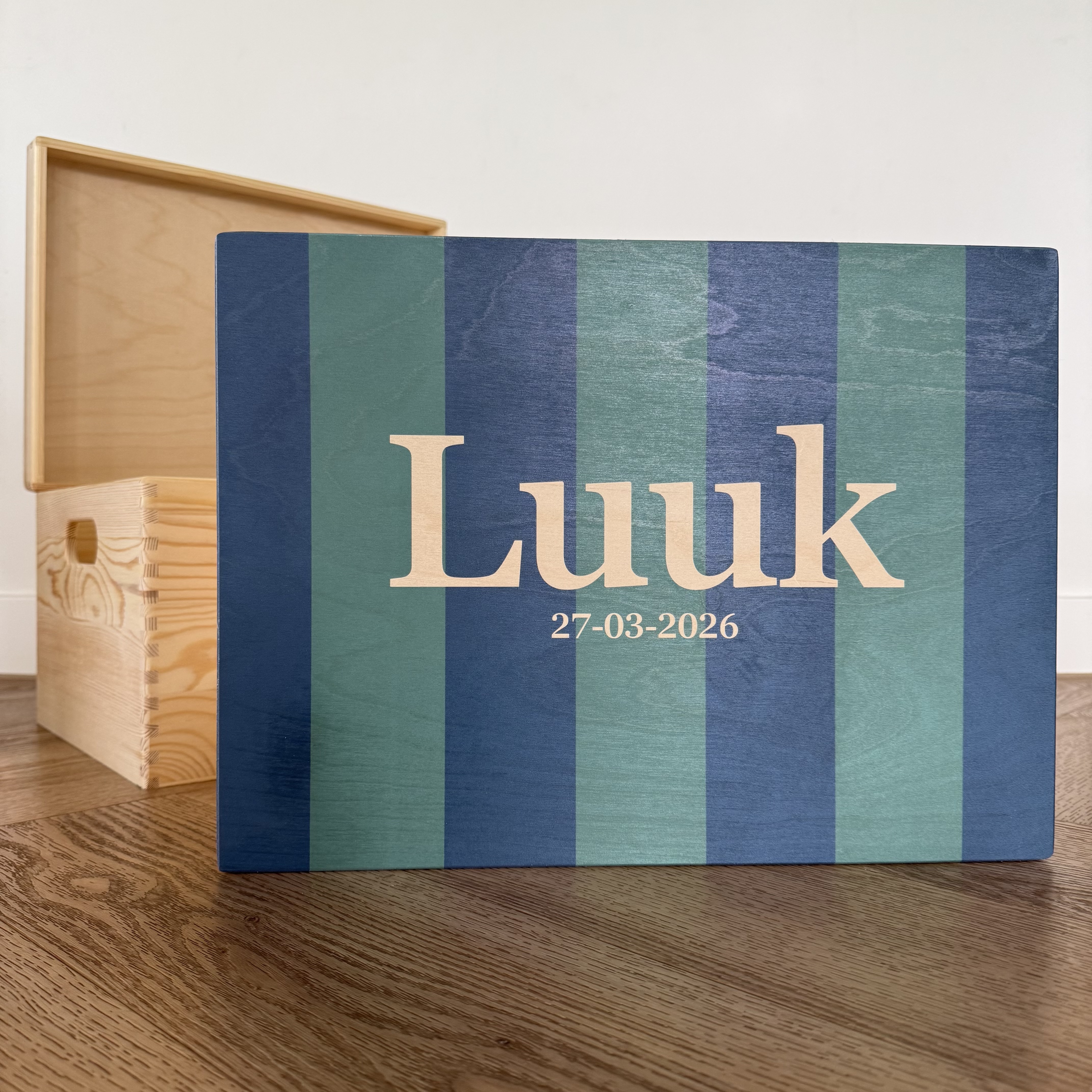 Houten memorybox met naam en geboortedatum in kleur