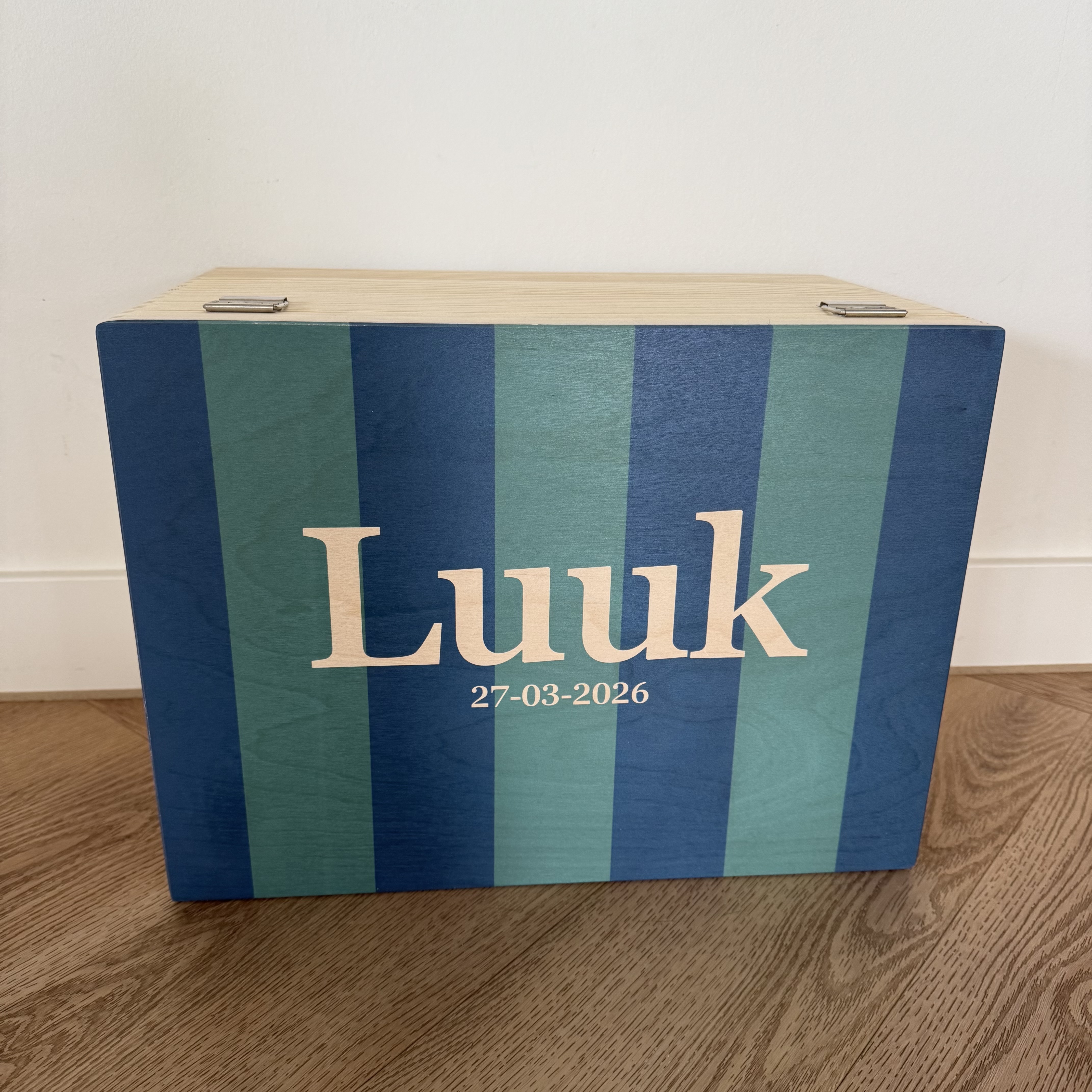 Houten memorybox – Strepen jongen - Afbeelding 2