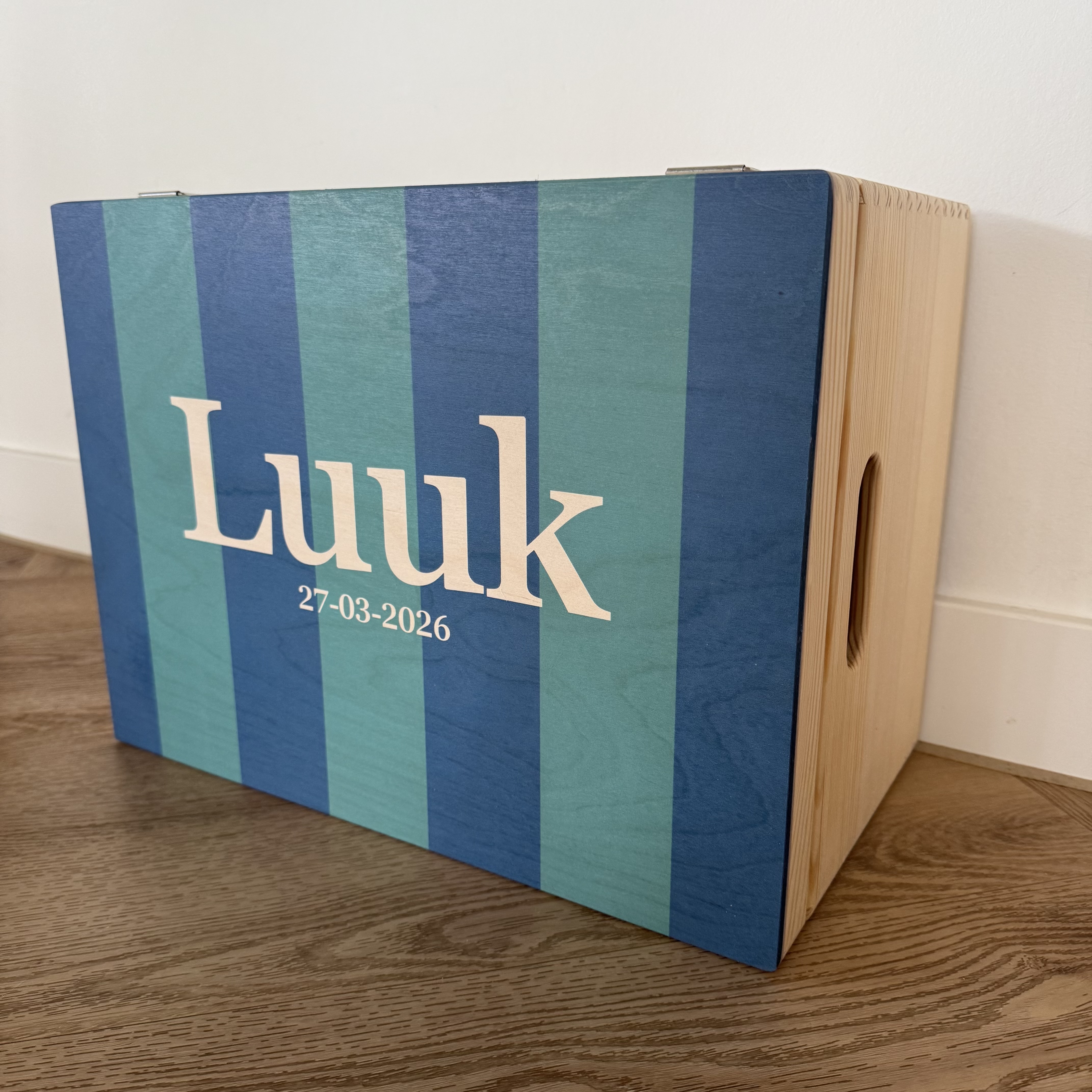 Herinneringsbox met naam en geboortedatum in kleur