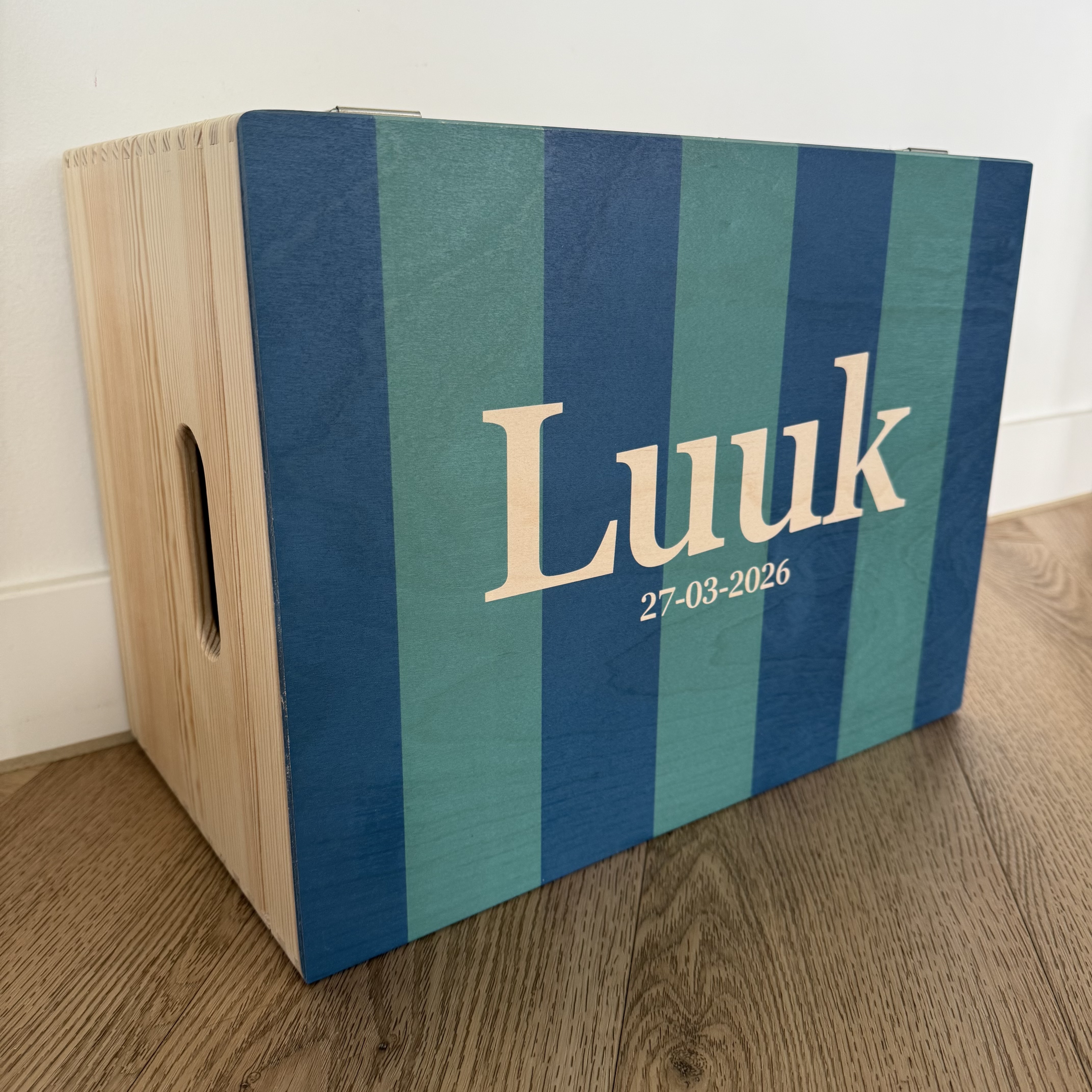 houten memorybox met naam en geboortedatum als herinneringskist