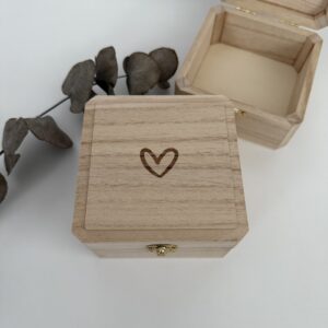 Klein houten bewaardoosje voor sieraden, tandjes en kleine herinneringen