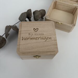 Klein houten bewaarkistje voor de kleinste herinneringen