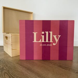 Houten memorybox met naam en geboortedatum in kleur