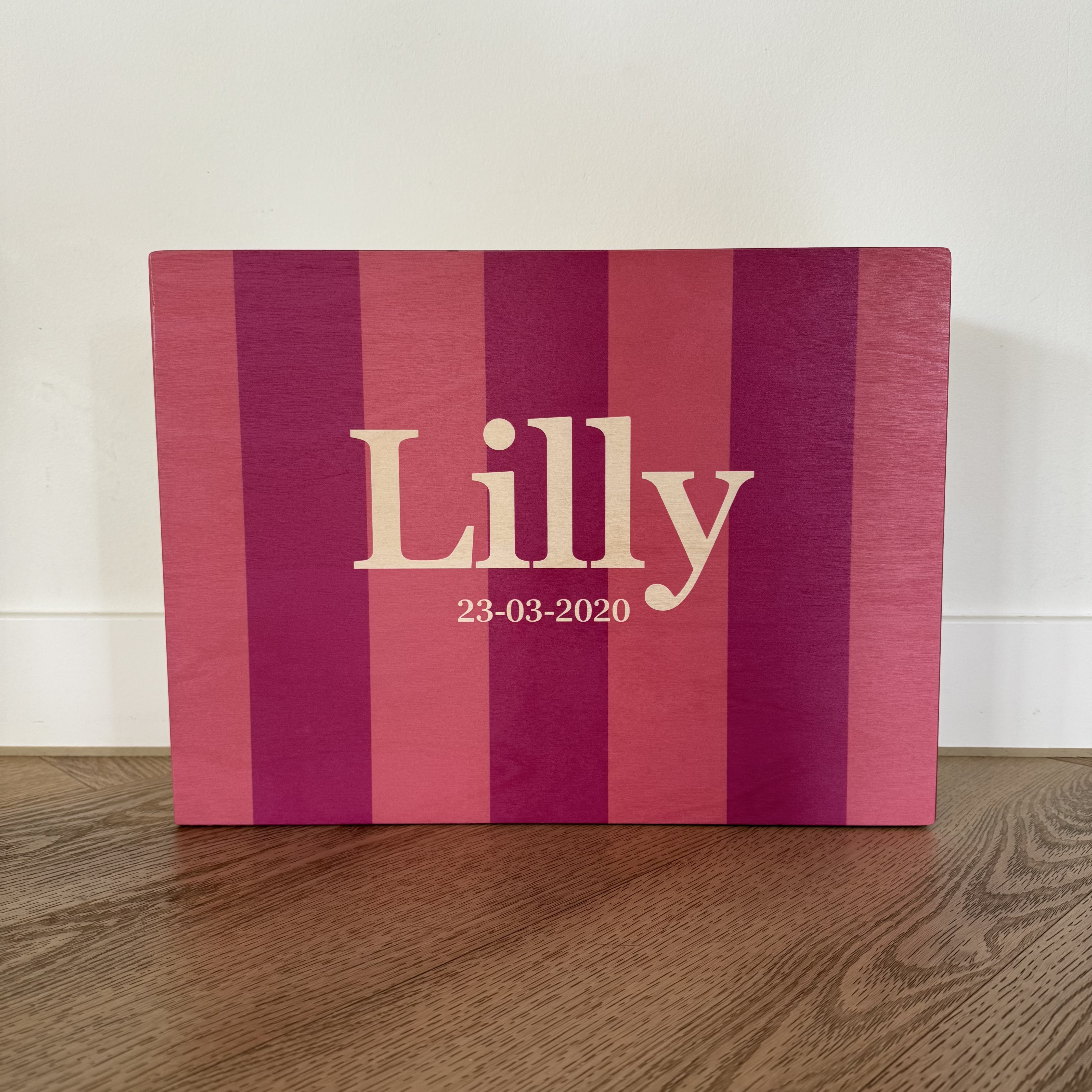 Houten memorybox gekleurd met naam en geboortedatum