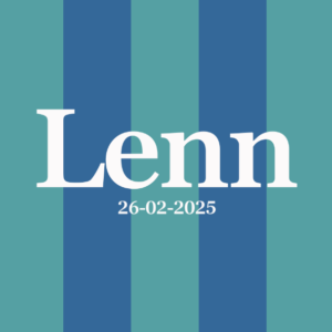 Gepersonaliseerde houten memorybox jongen met gekleurde strepen en naam voor het bewaren van babyherinneringen