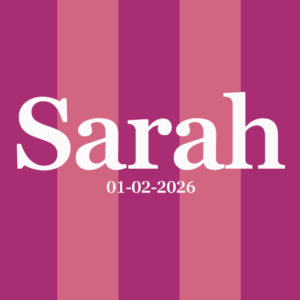 Gepersonaliseerde houten memorybox meisje met gekleurde strepen en naam voor het bewaren van babyherinneringen