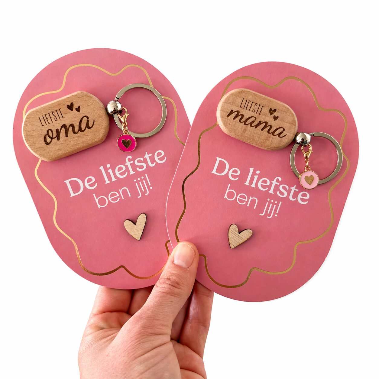 Houten gegraveerde sleutelhangers met de tekst liefste oma en mama