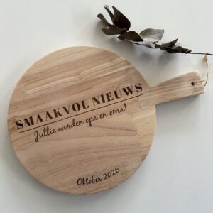 Houten serveerplank rond met tekst voor zwangerschapsaankondiging