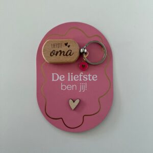 Houten sleutelhanger met gegraveerde tekst voor de liefste oma