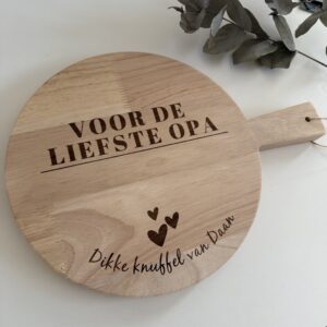 Serveerplank rond met handvat rubberhout – Eigen tekst