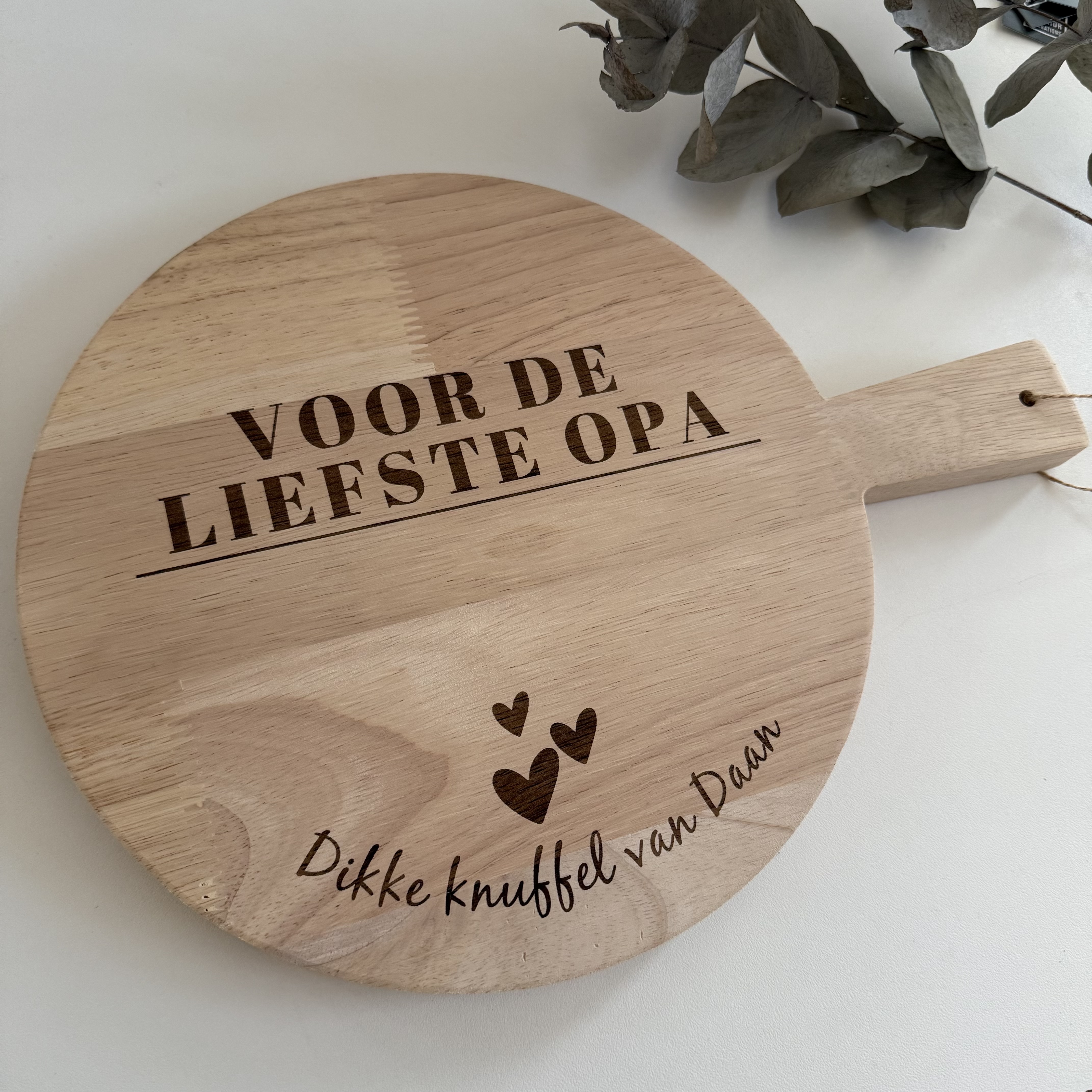 Serveerplank rond met handvat rubberhout – Eigen tekst