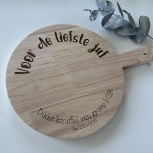 Serveerplank rond met handvat rubberhout – Juf en Meester