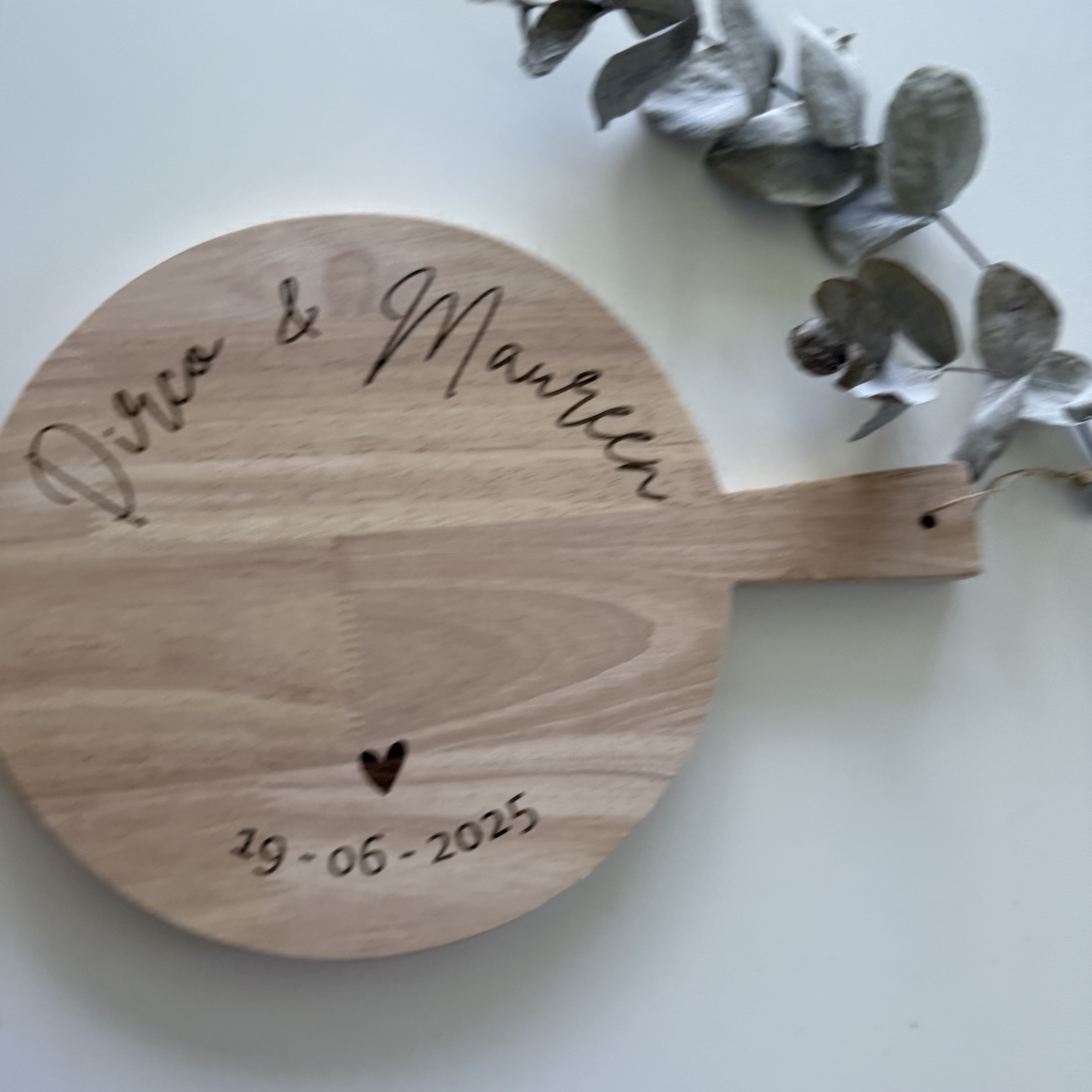 Serveerplank rond met handvat rubberhout – Bruiloft - Afbeelding 3