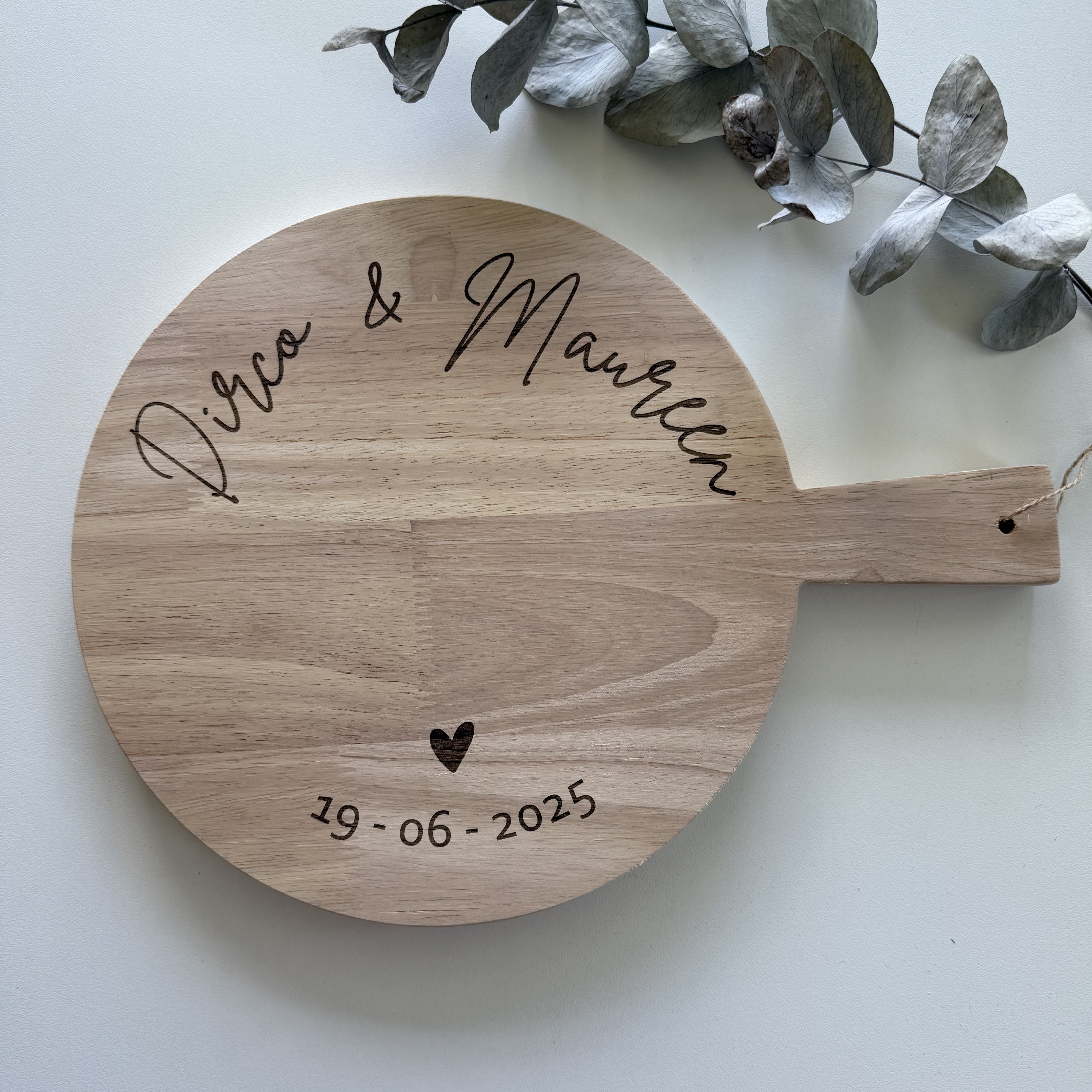Houten borrelplank met gegraveerde naam en datum voor bruiloft