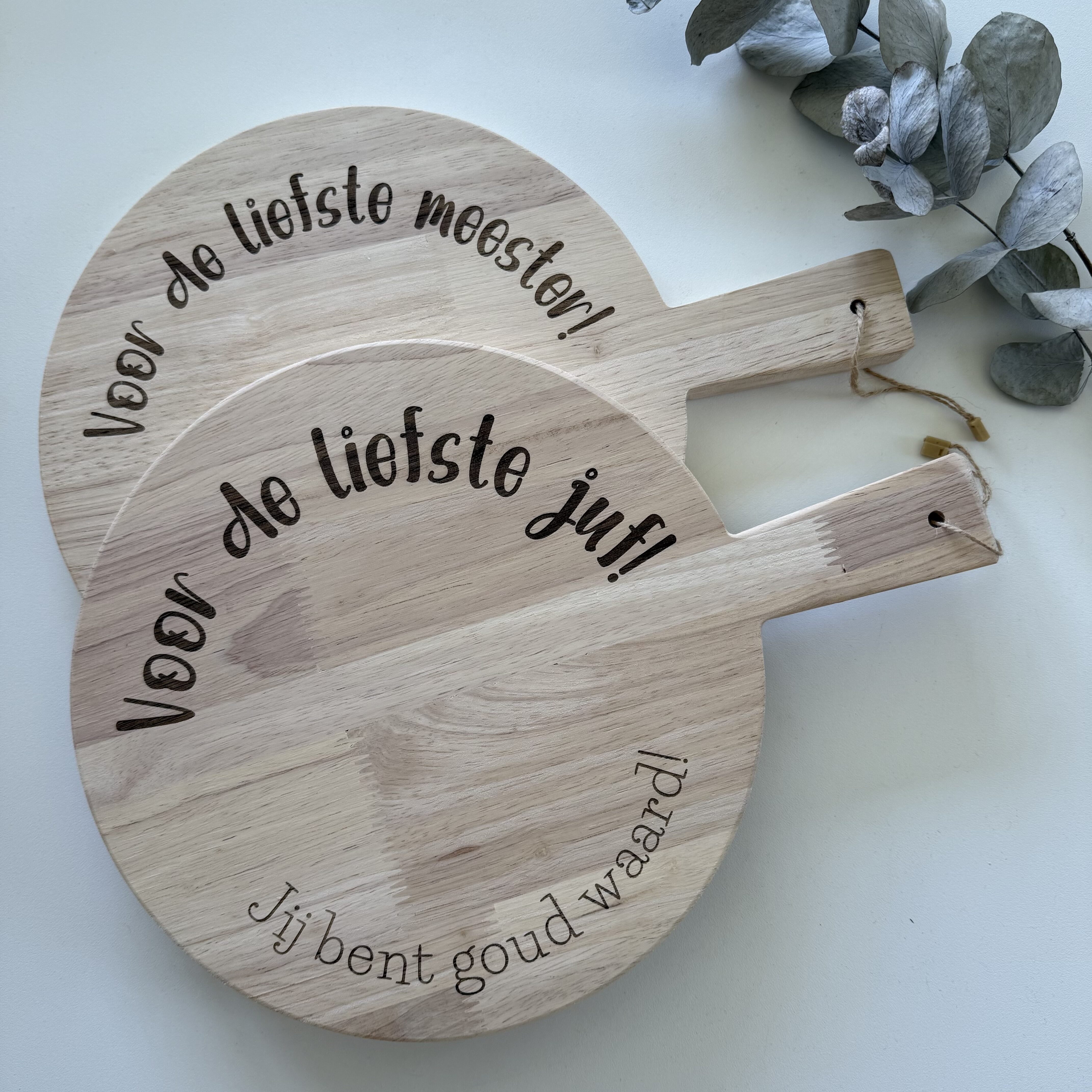 Serveerplank rond met handvat rubberhout – Juf en Meester