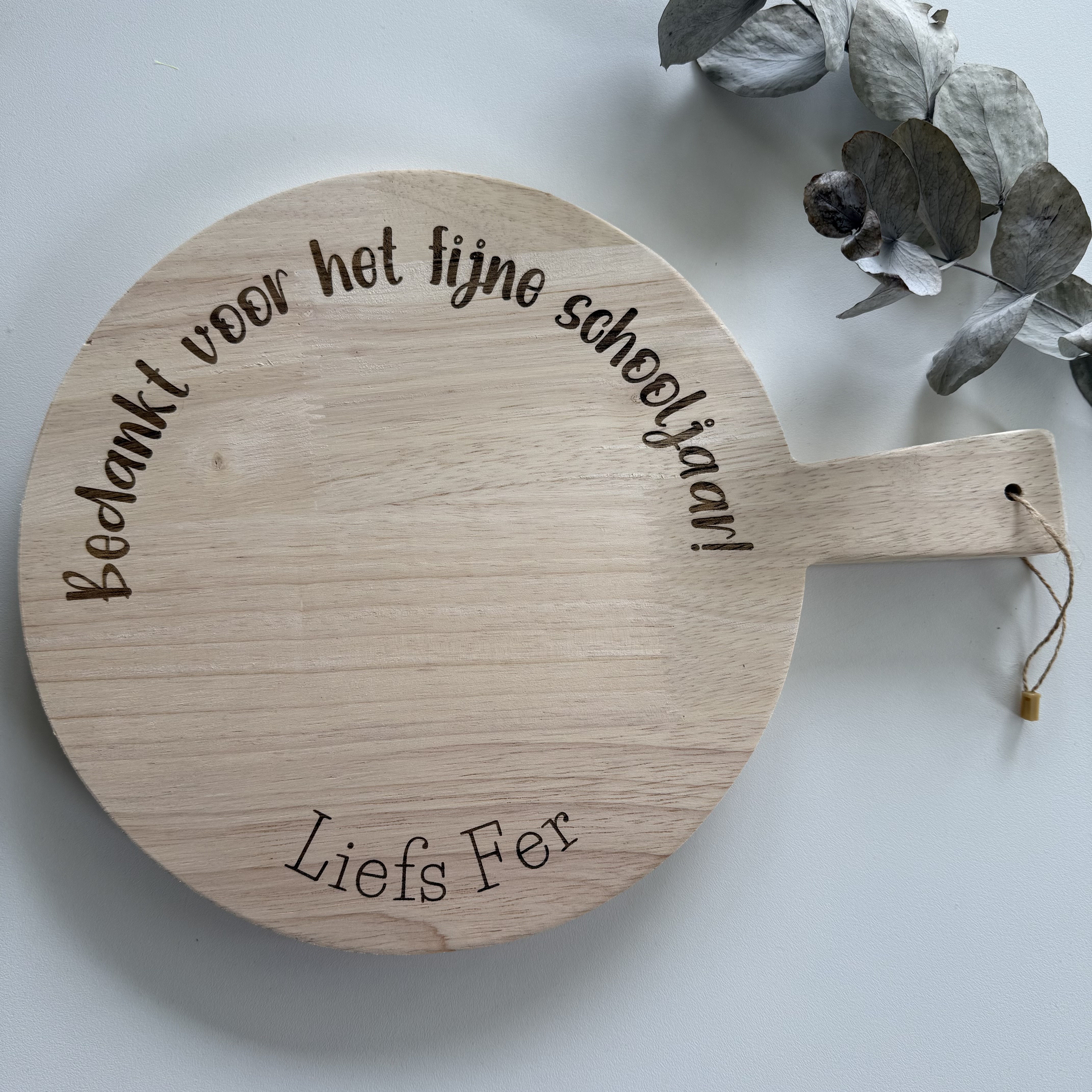 Serveerplank rond met handvat rubberhout – Juf en Meester - Afbeelding 4